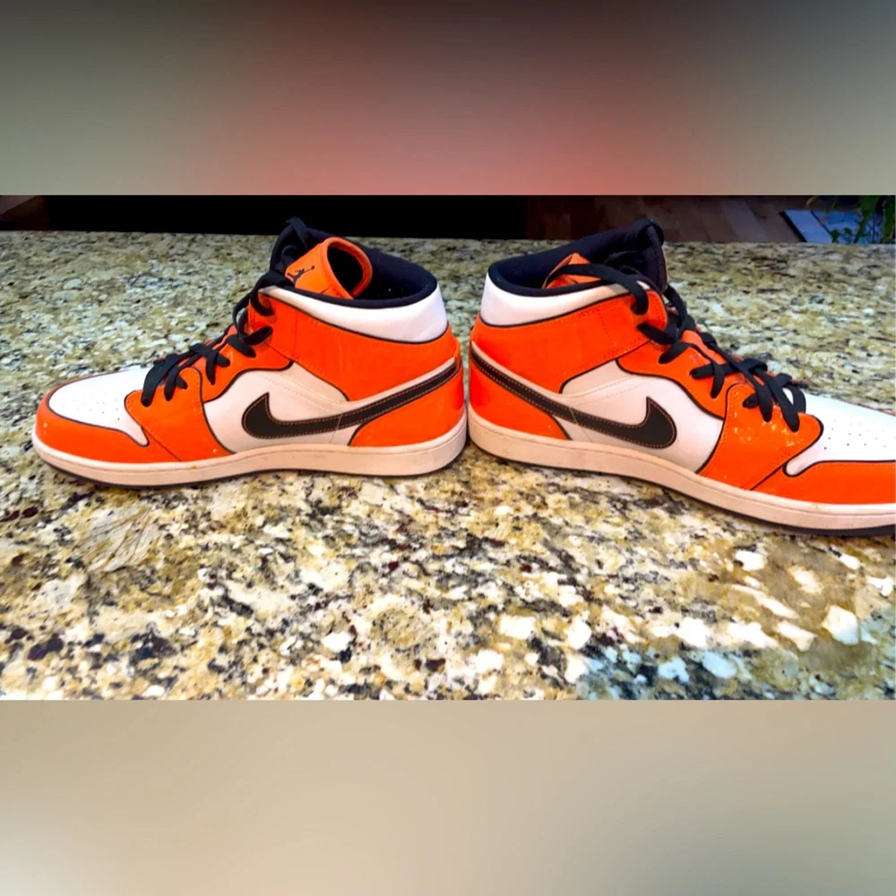 Jordan 1 Mids rarely wore - Picture 1 of 2